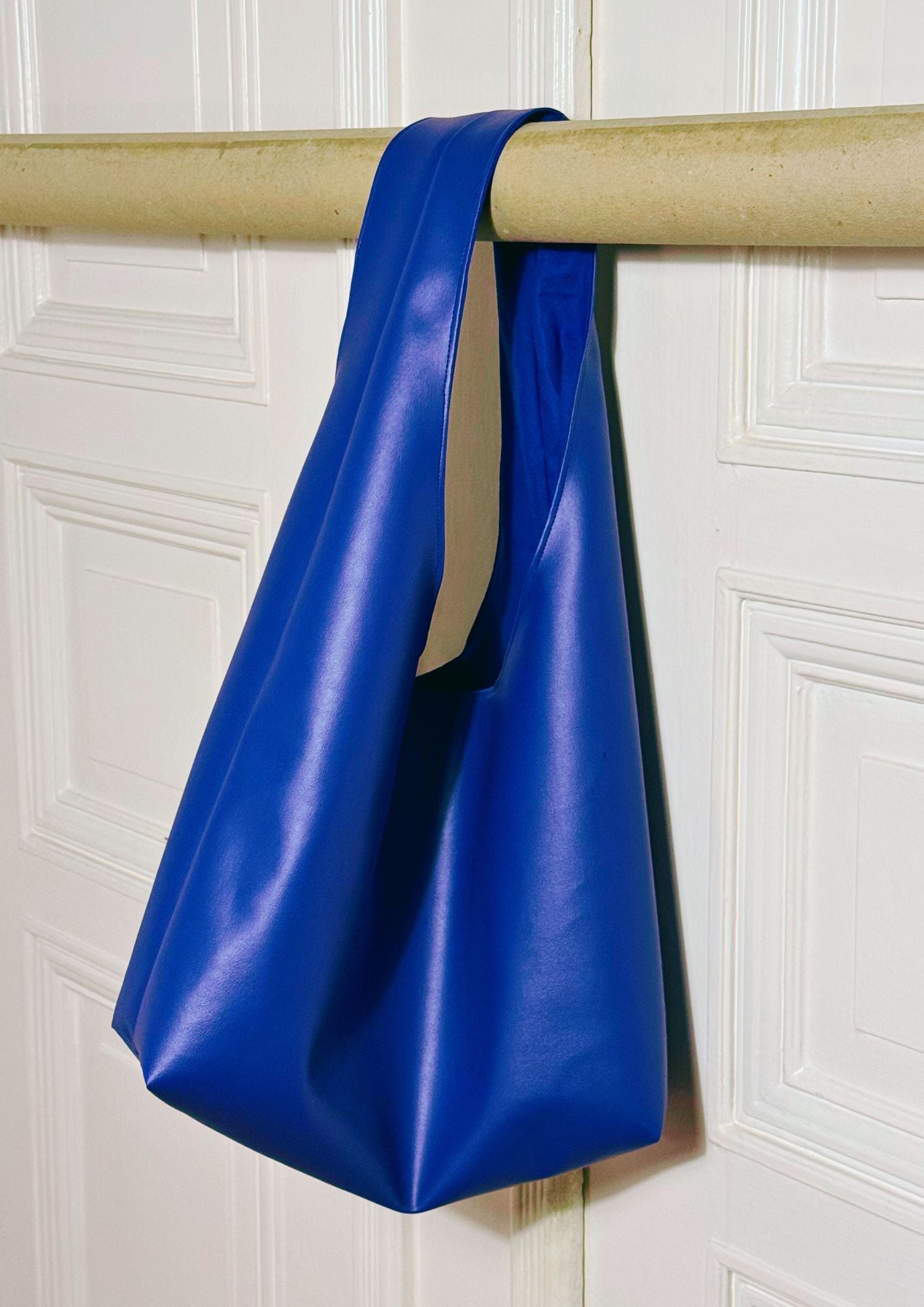 Kunstleder. Maxi. Blau.