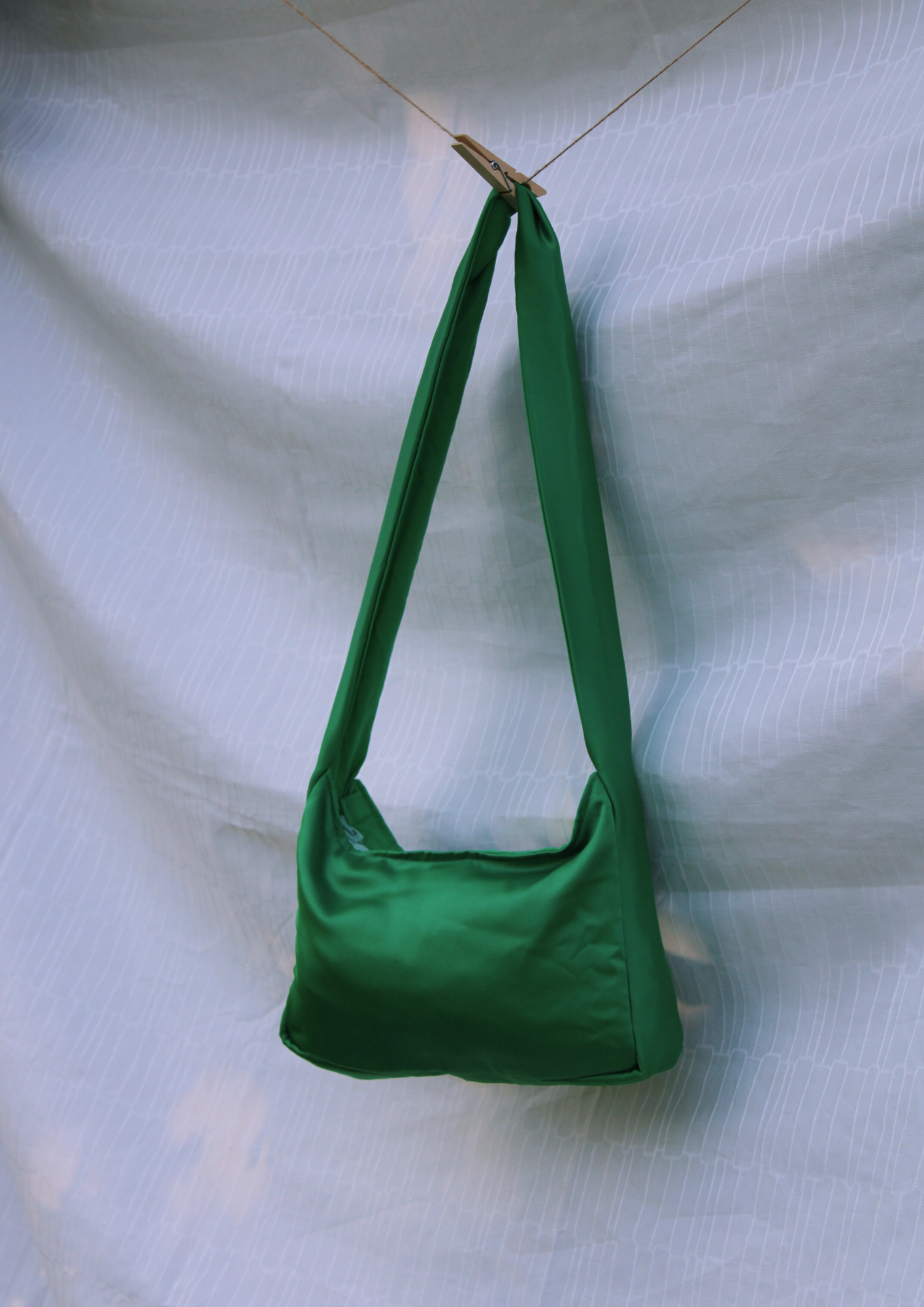 Satin. Crossbody Short. Grün.