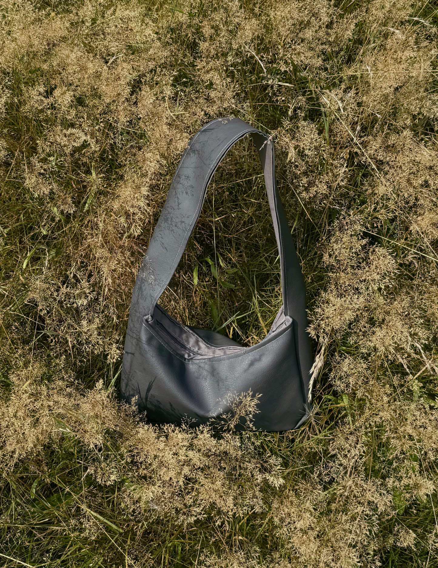 Kunstleder. Medium. Grau.