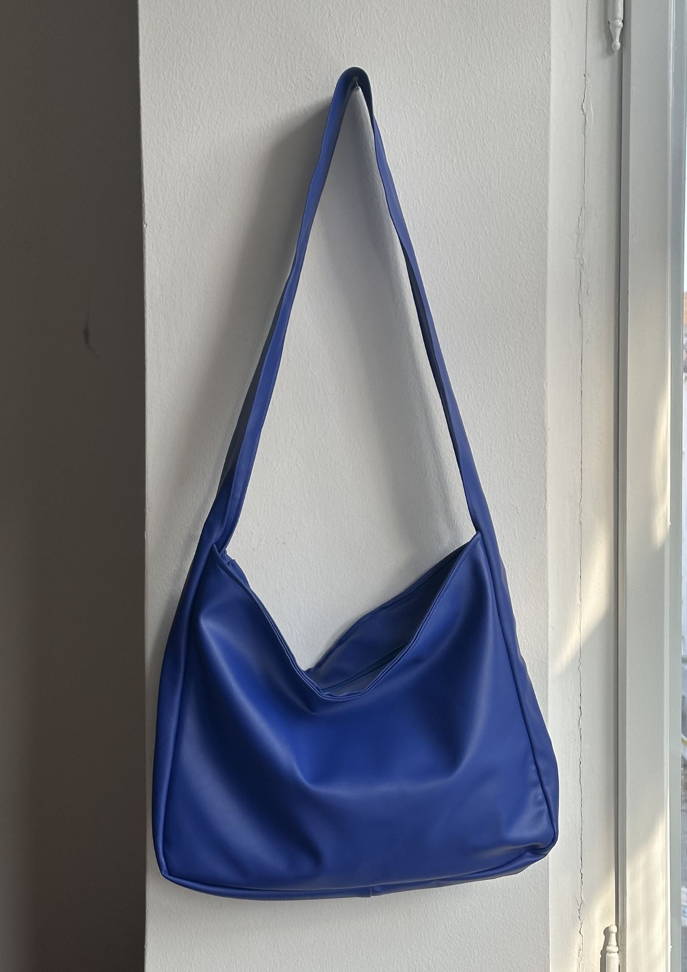 Faux Leather. Crossbody Long. Blue.