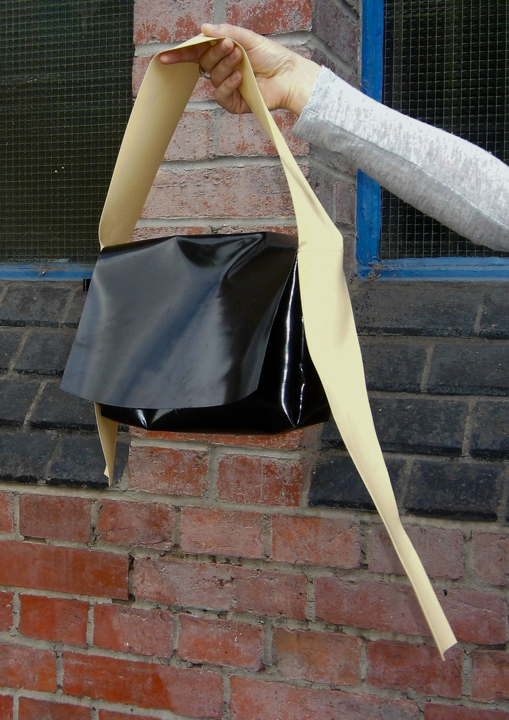 Tarpaulin. Medium. Black/Beige.