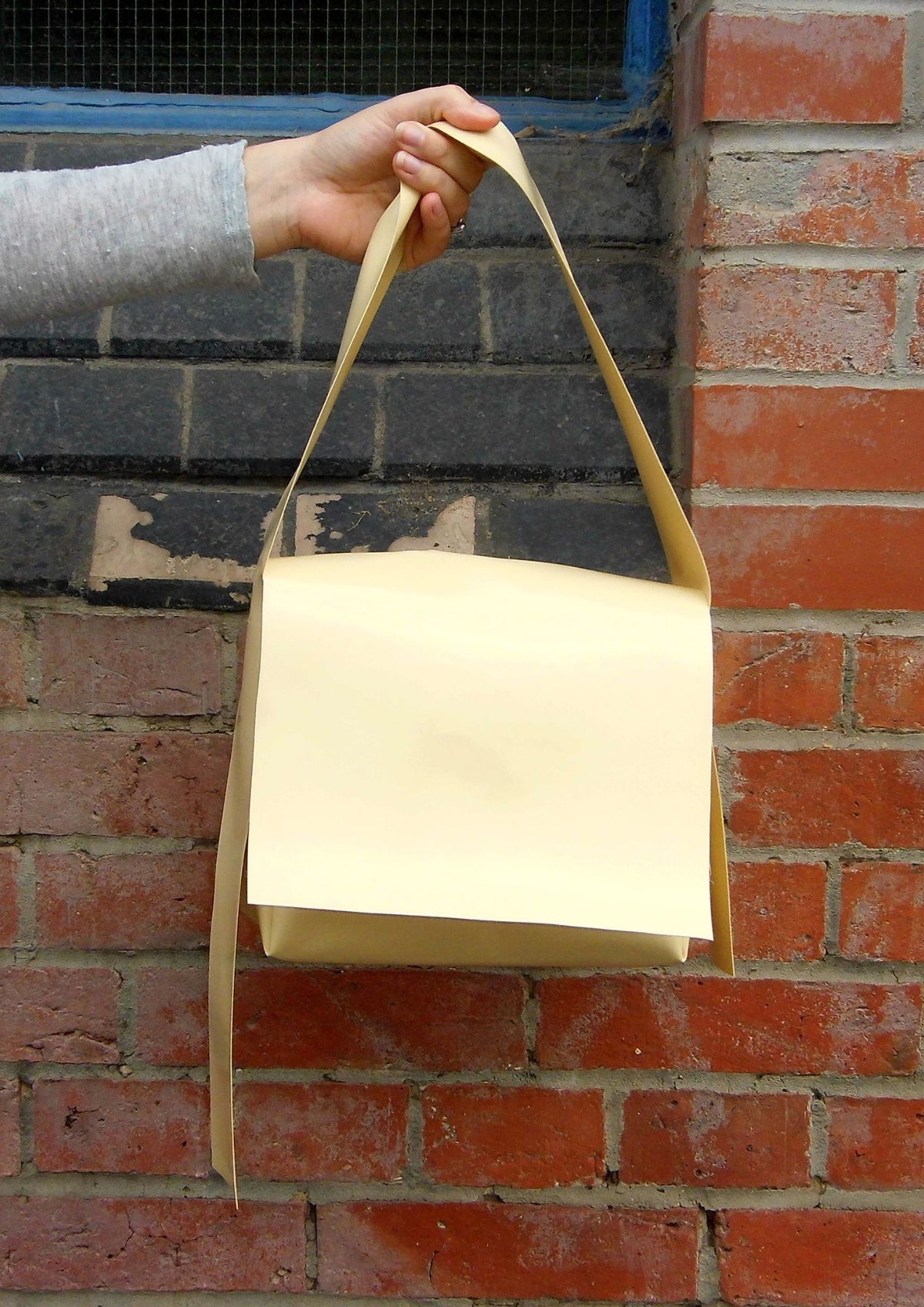 Tarpaulin. Medium. Beige.
