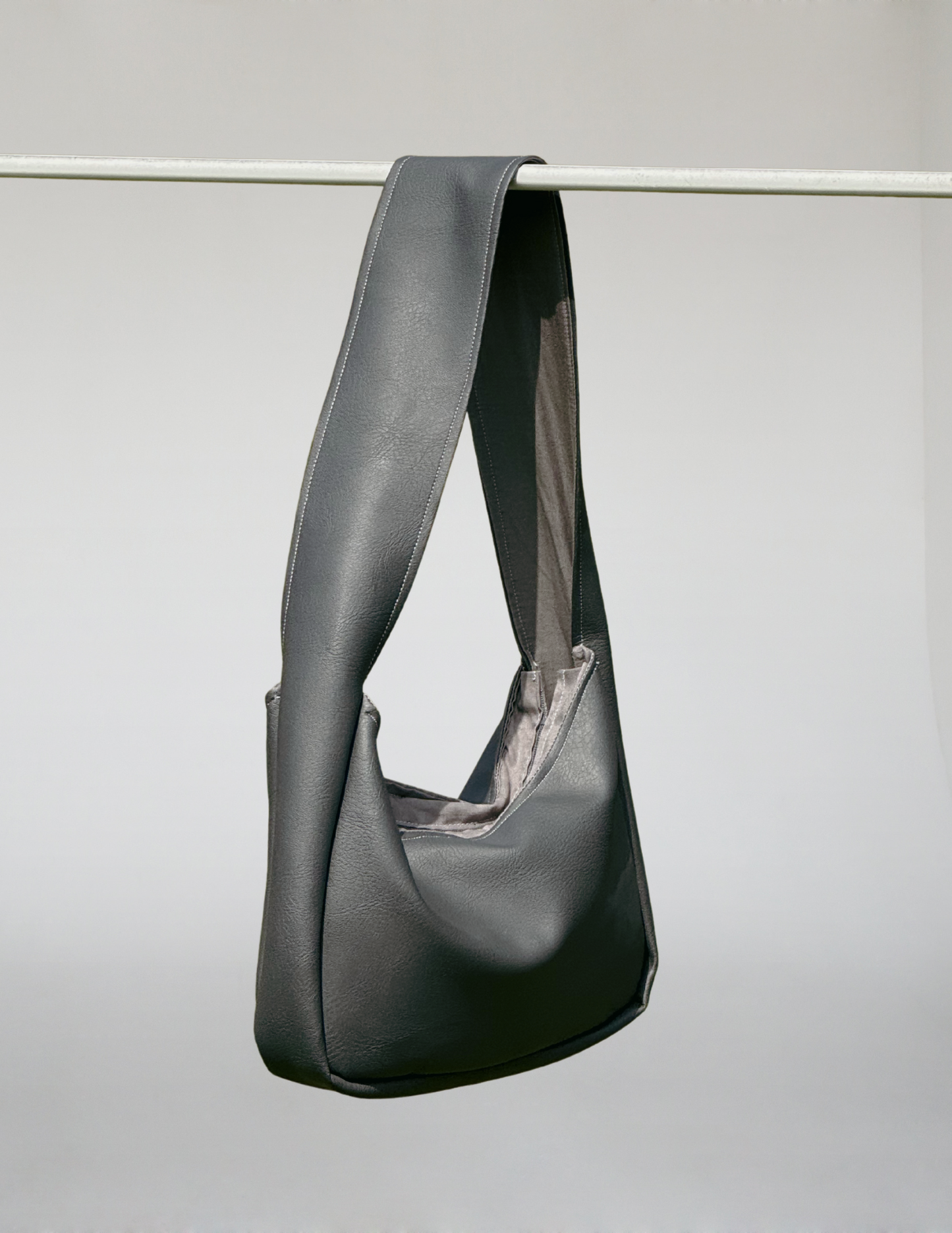 Kunstleder. Medium. Grau.