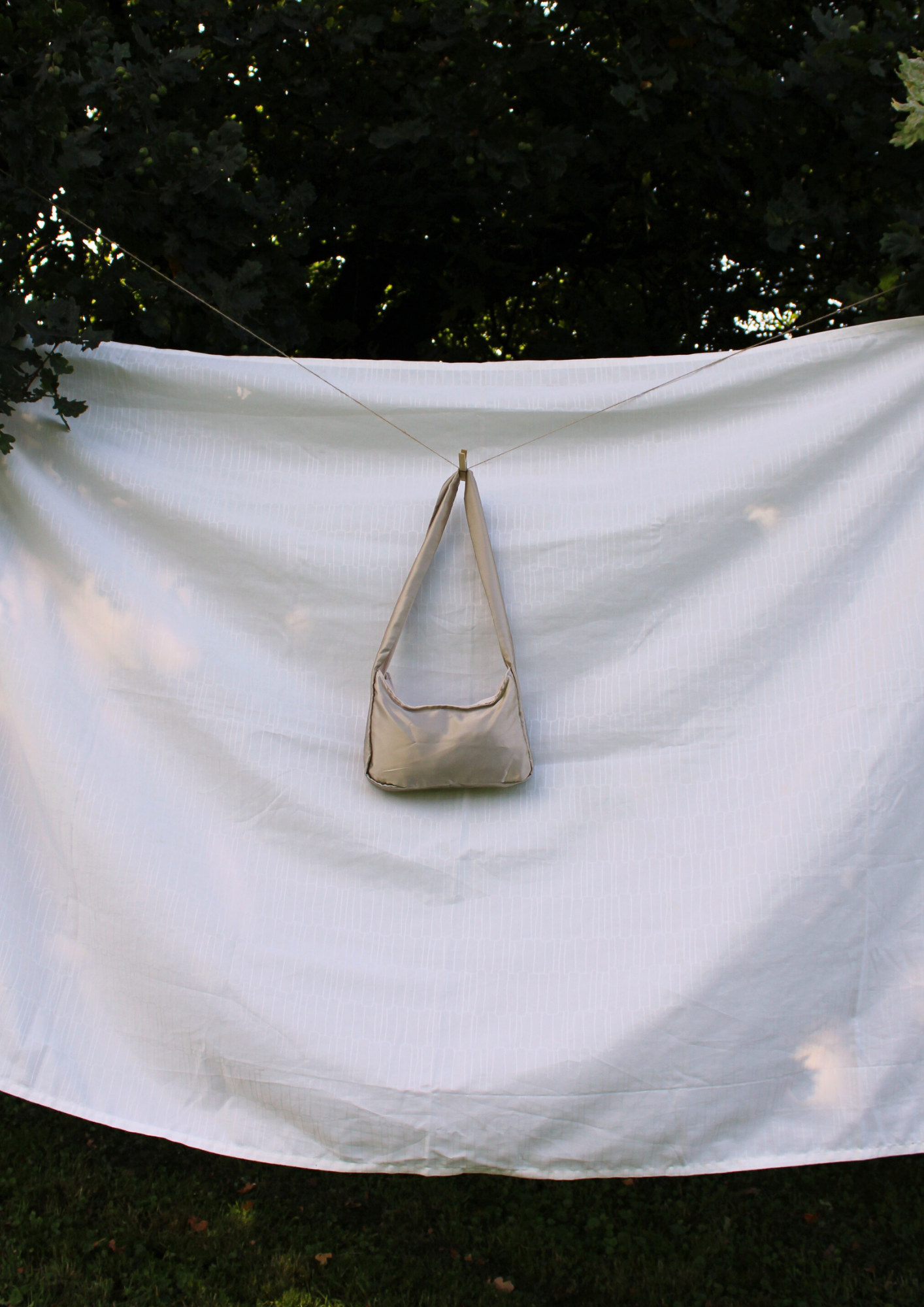 Satin. Medium. Beige.