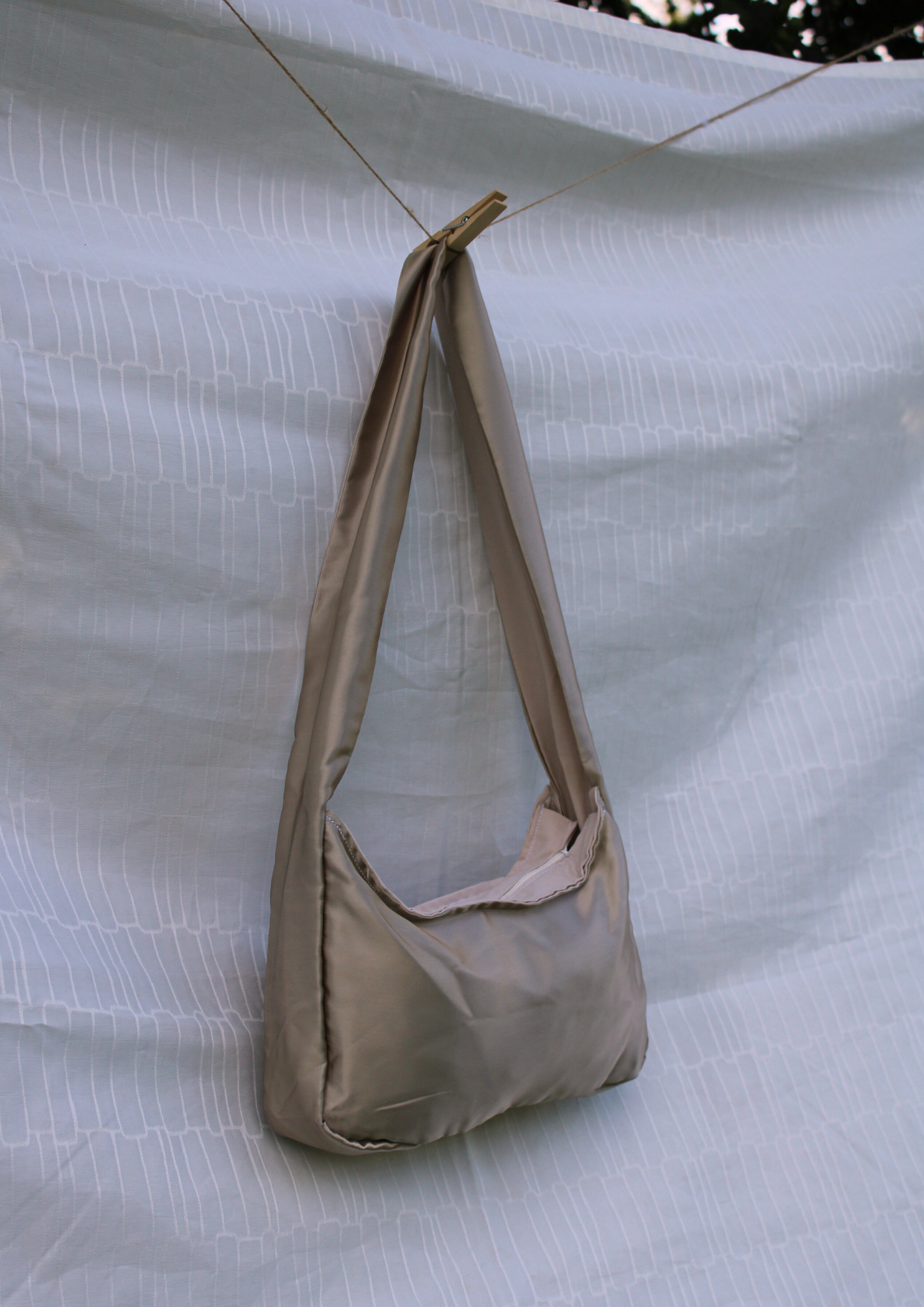 Satin. Medium. Beige.