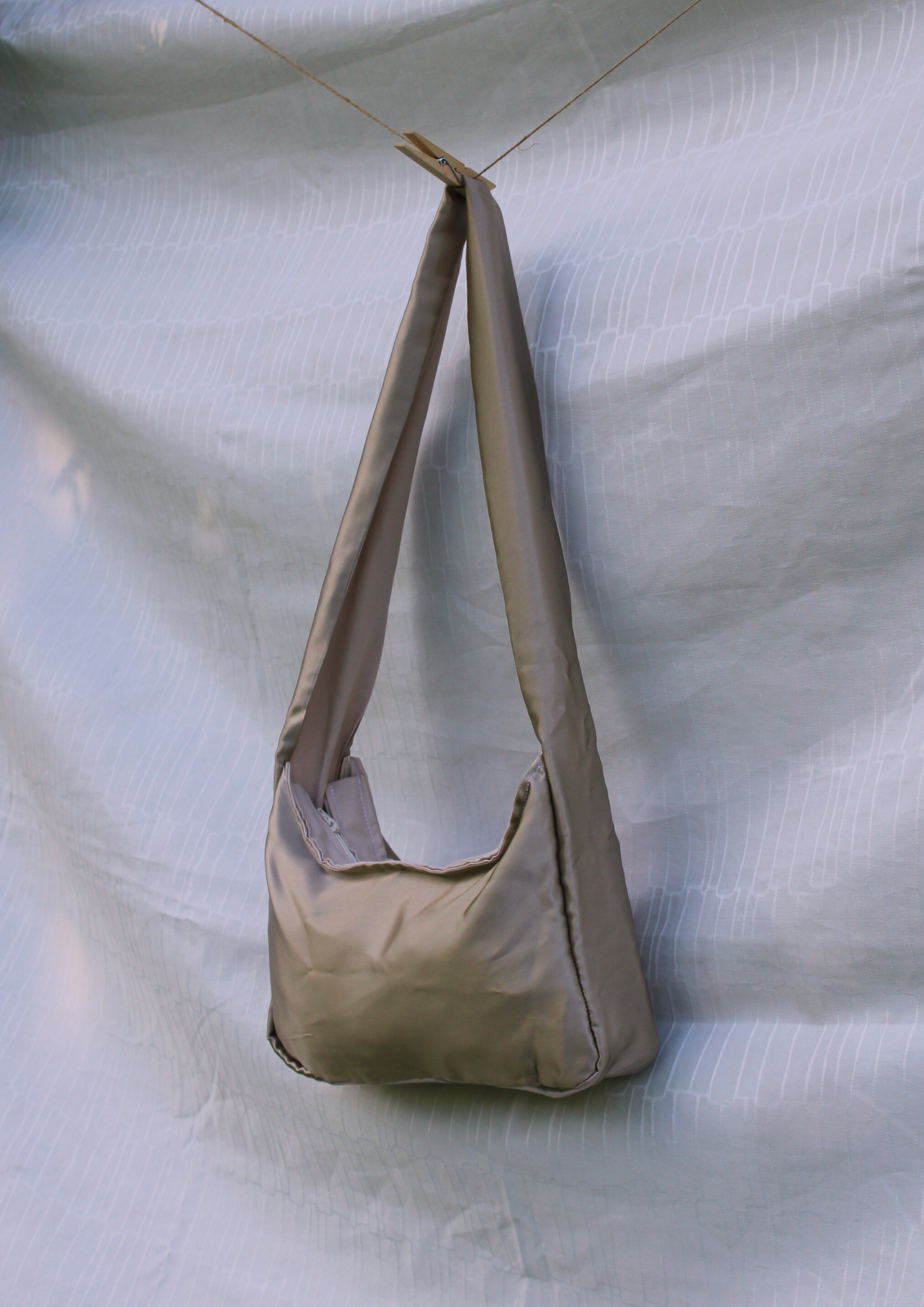 Satin. Medium. Beige.