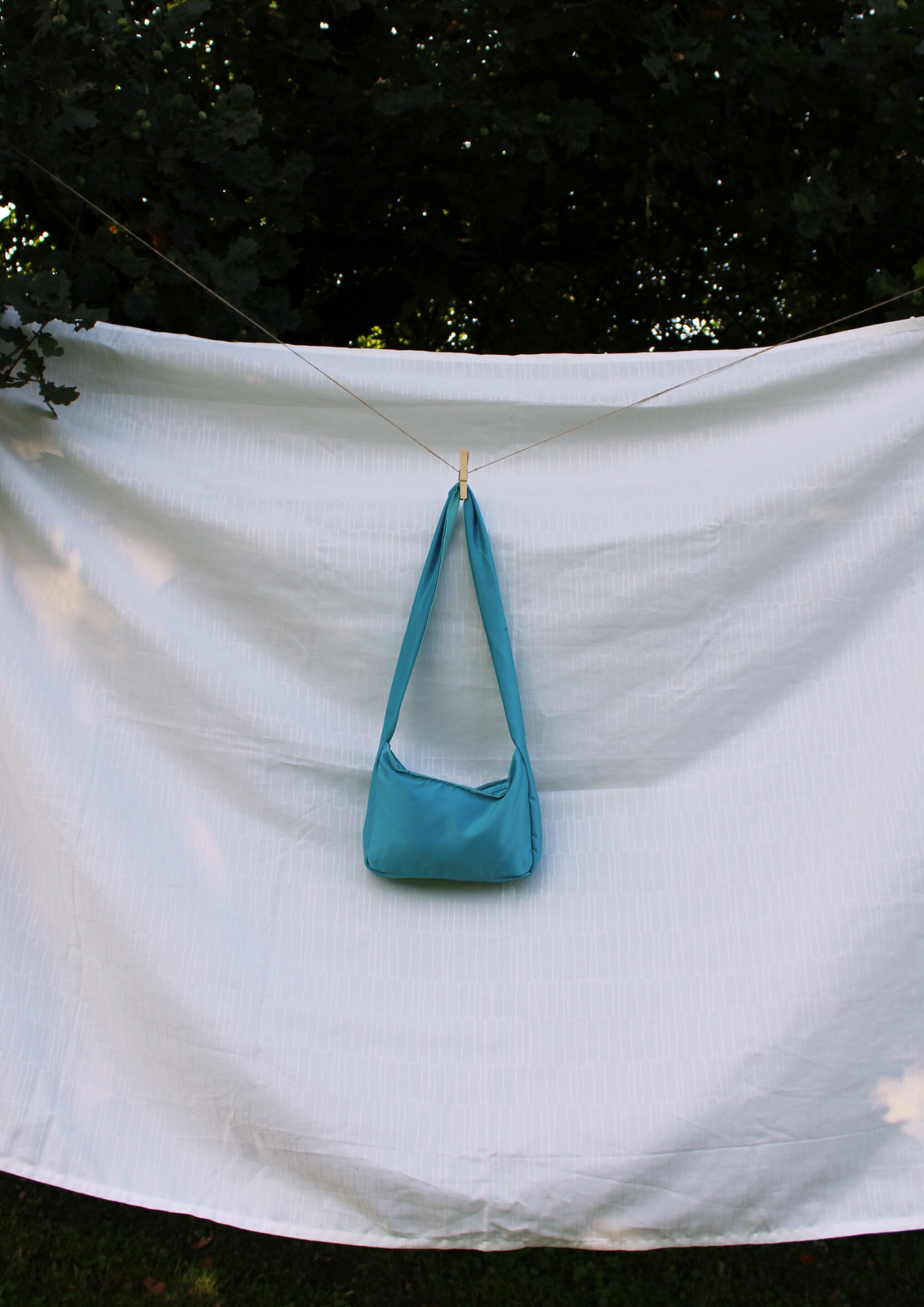 Satin. Crossbody Short. Türkis.