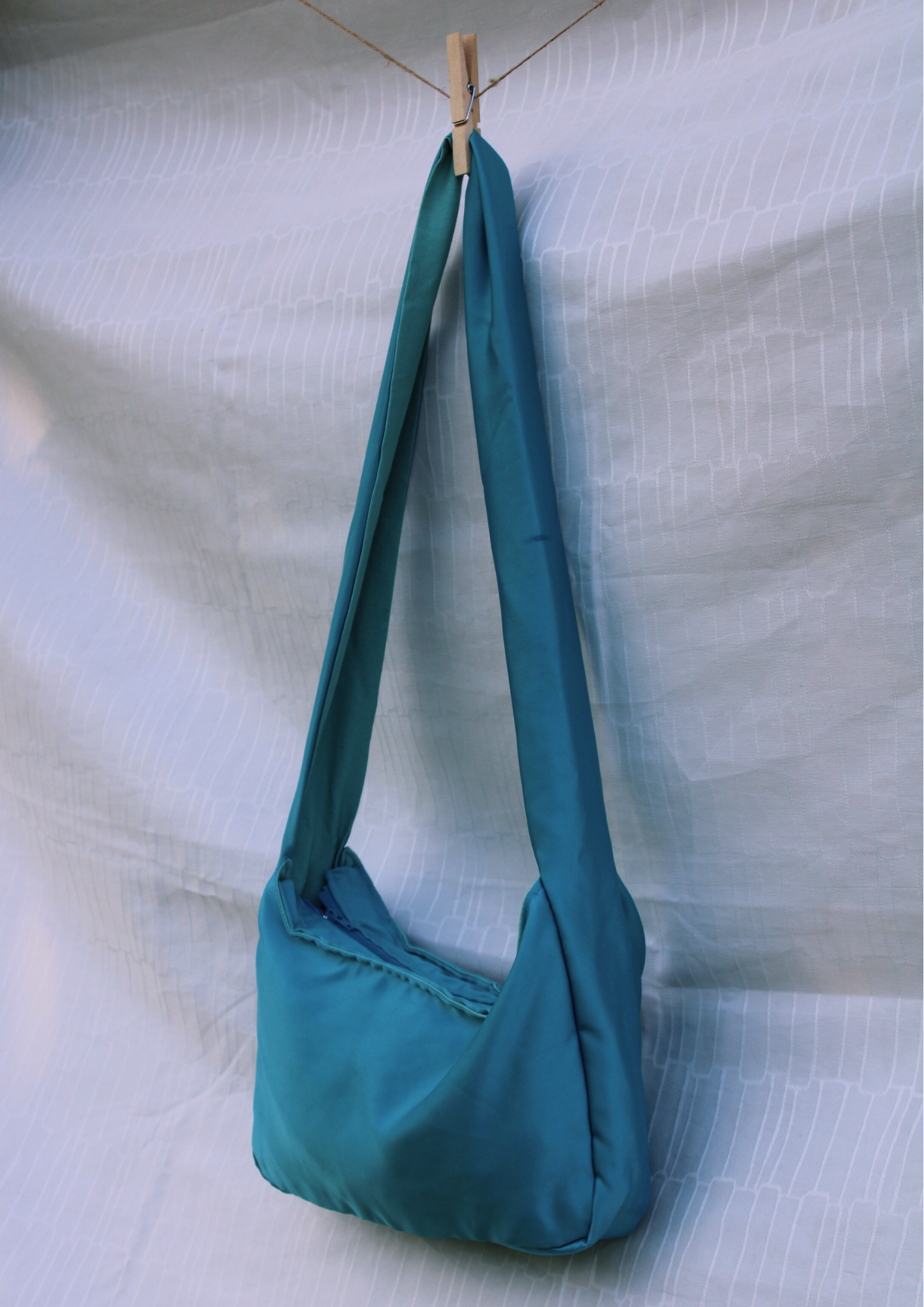 Satin. Crossbody Short. Türkis.