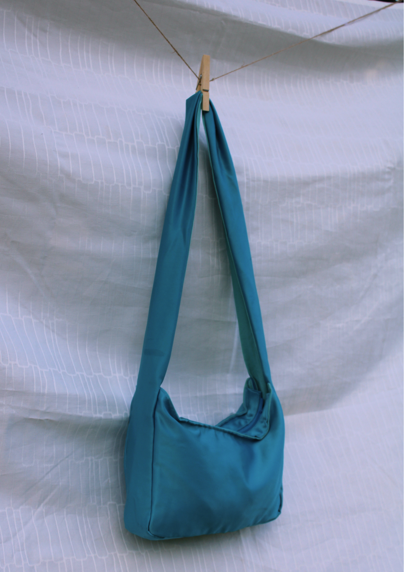 Satin. Crossbody Short. Türkis.