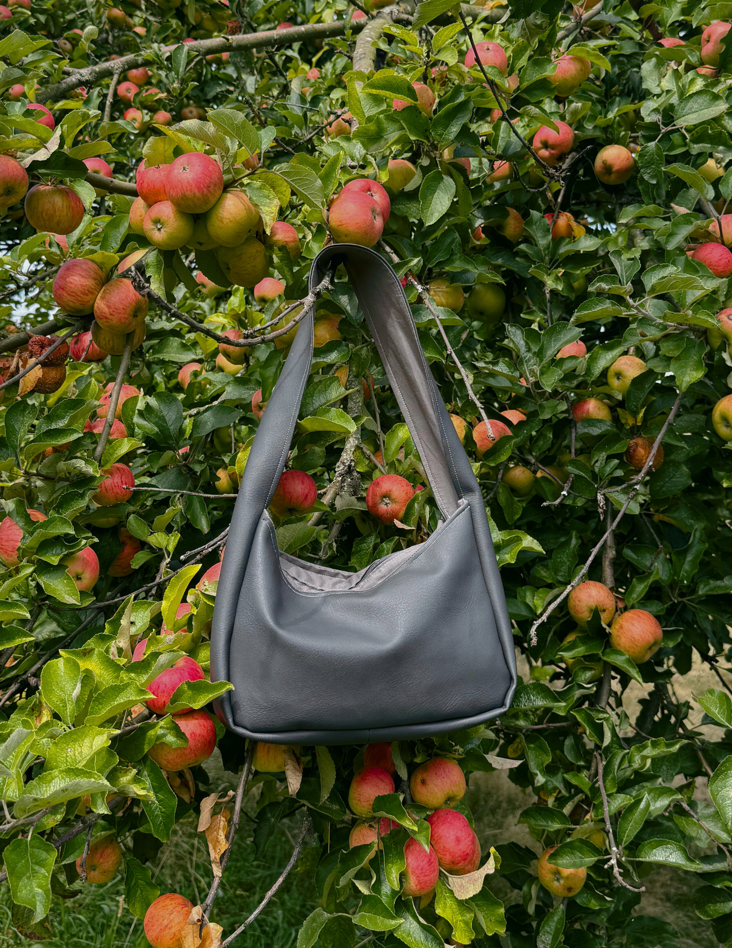 Kunstleder. Medium. Grau.