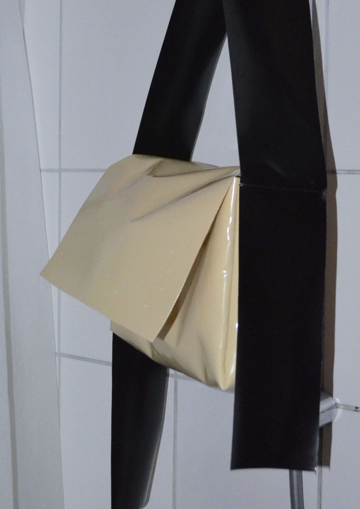 Tarpaulin. Medium. Beige/Black.