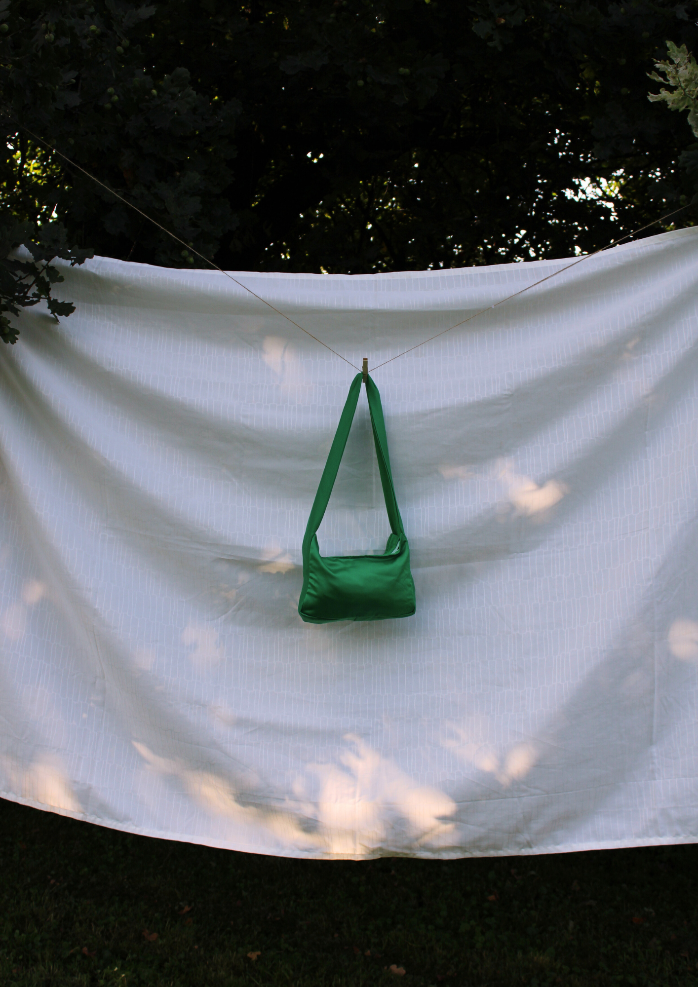 Satin. Crossbody Short. Grün.