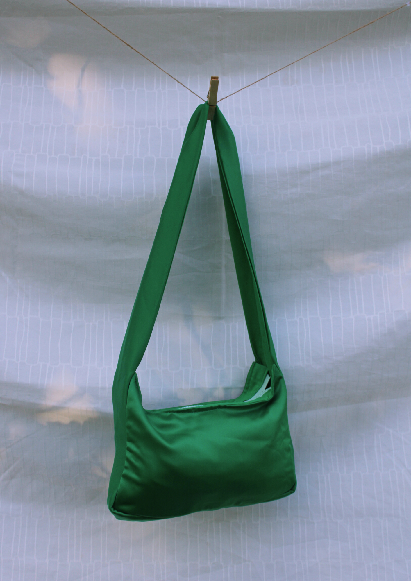 Satin. Crossbody Short. Grün.