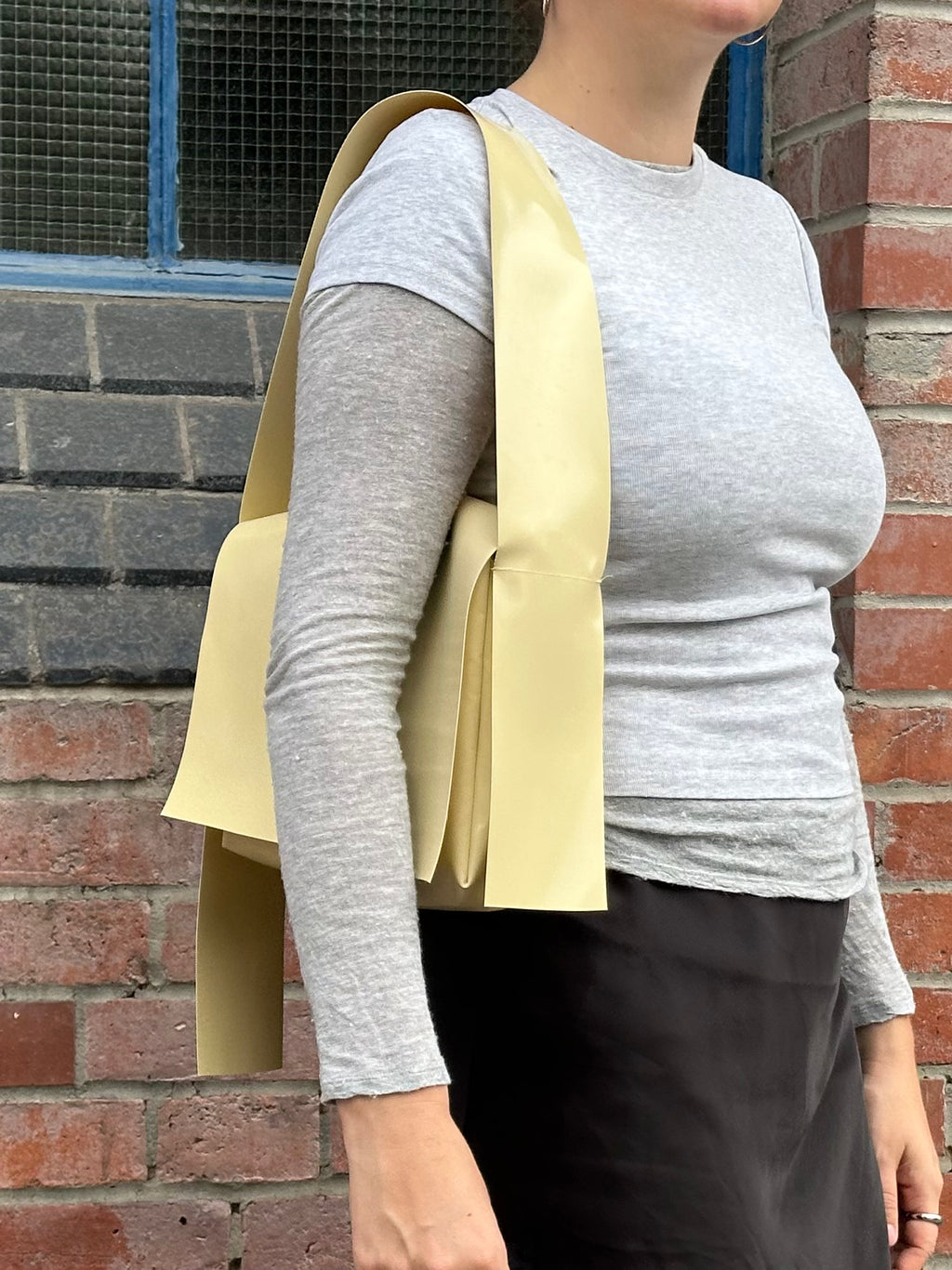 Tarpaulin. Medium. Beige.